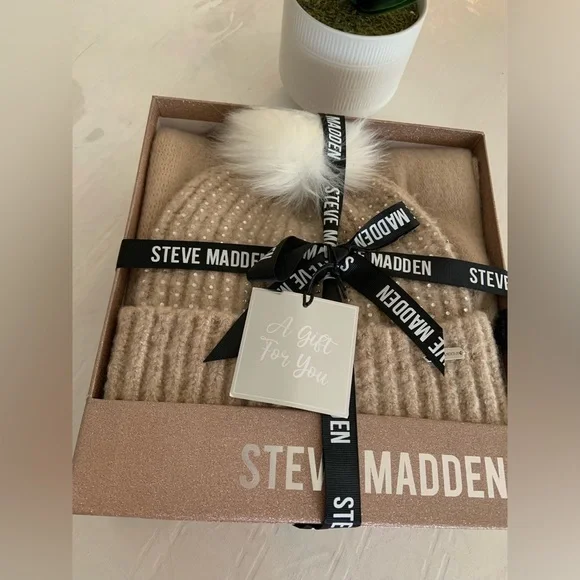 BRAND NEW Steve Madden beanie scarf set - Picture 2 of 9